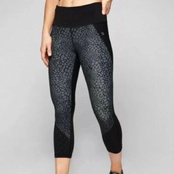 Athleta Crocodile Stealth Trucool Capri Black - Picture 1 of 7